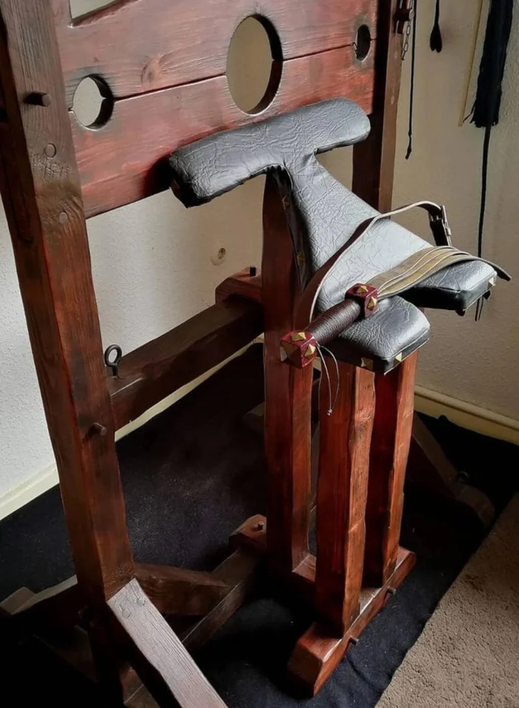 Medieval Wooden BDSM Bondage Chair & Pillory görsel 3