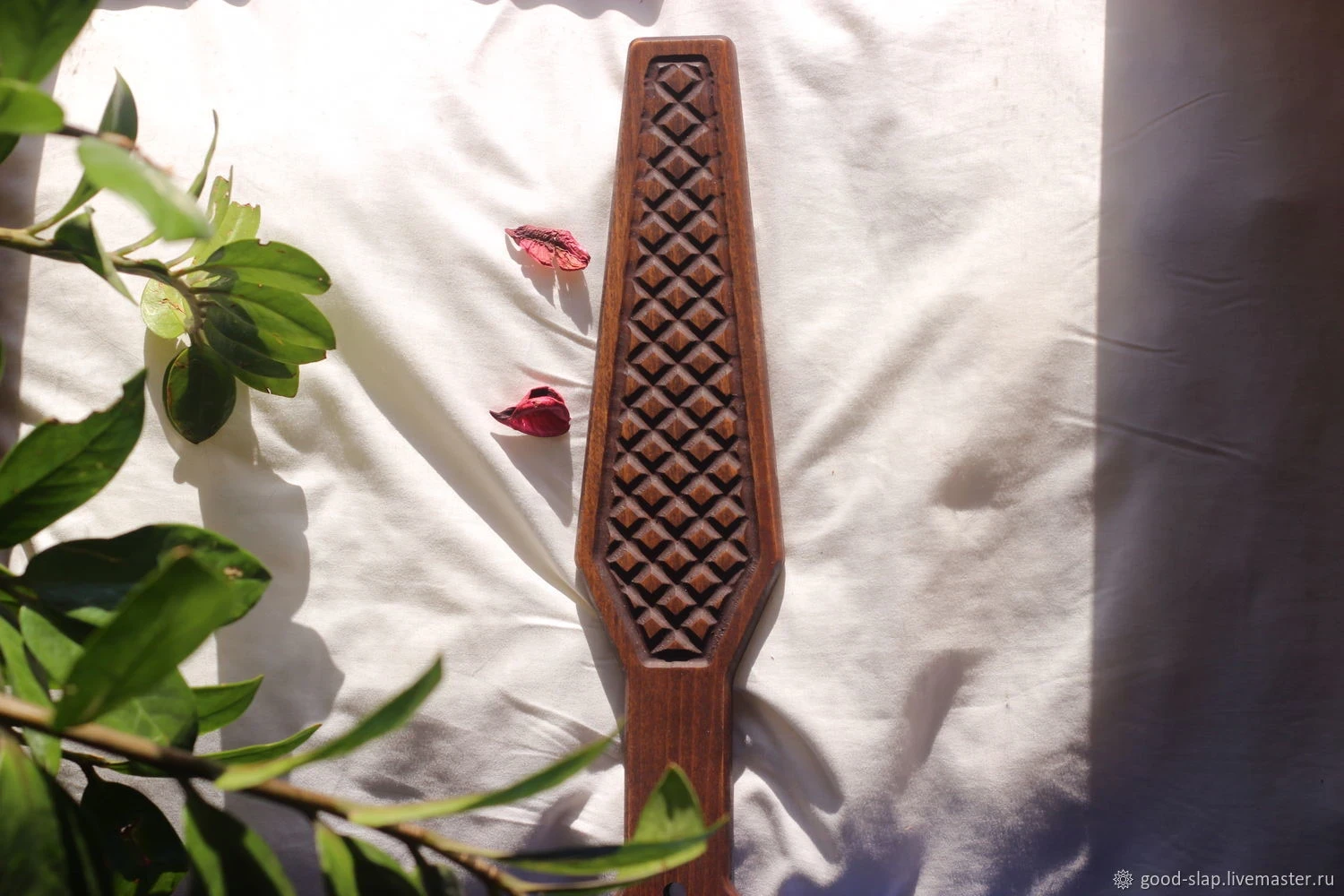 Narrow Textured Wooden BDSM Paddle – Diamond Pattern Impact Paddle görsel 3